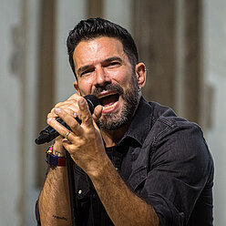 ein Mann, der in ein Mikrofon singt