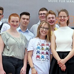 eine Gruppe von Menschen, die für ein Bild posieren