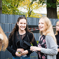 eine Gruppe junger Frauen, die nebeneinander stehen