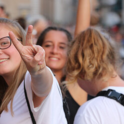Mehrer Mädchen eines davon zeigt mir Irer Hand das Peace-Zeichen