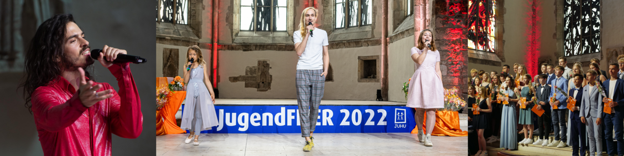 eine Frau in einem roten Kleid singt in ein Mikrofon