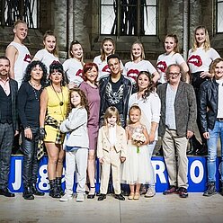 eine Gruppe von Menschen, die für ein Bild posieren