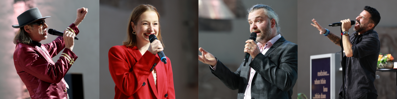 ein Mann und eine Frau singen in Mikrofone