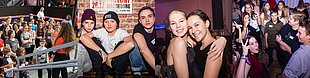 eine Gruppe von Menschen, die um eine Bühne stehen